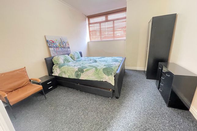 Ground flat, 2 Burton Avenue, Doncaster photo 2