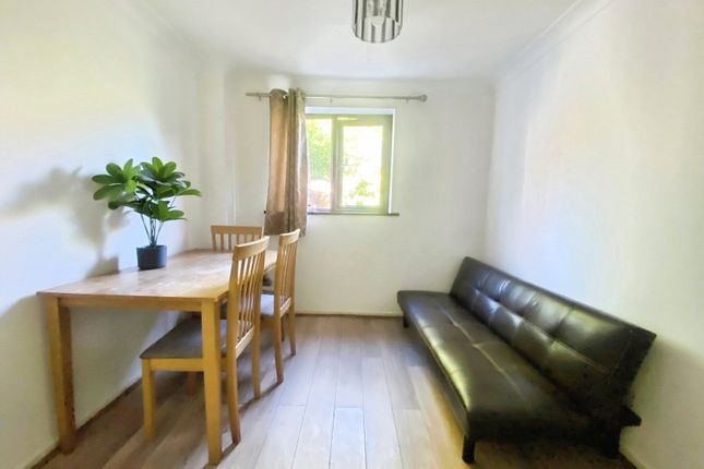 Blenheim Close, Berkshire photo 3