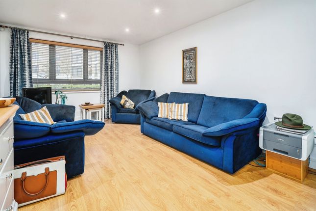 Thumbnail Flat for sale in The Waterfront, Hertford