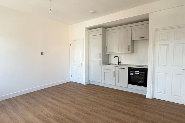 Flat 2, 22, Station Road, Chertsey photo 2