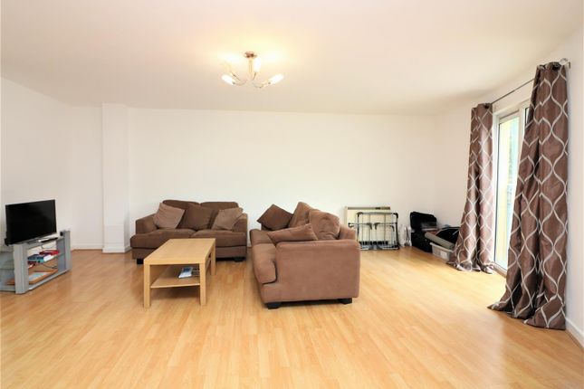 Flat to rent in Fonda Court, 3 Permiere Place