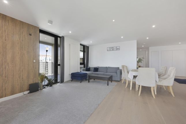 Flat for sale in Pinnacle House, Schooner Road