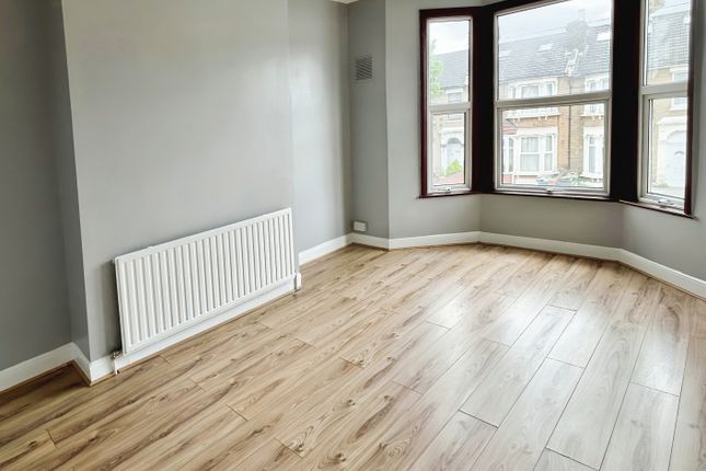 Flat to rent in Grove Green Road, London