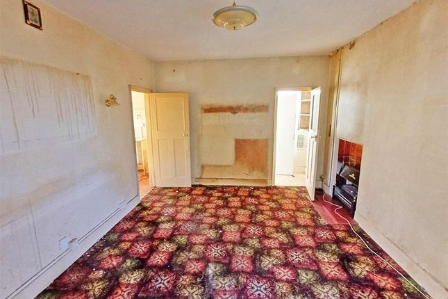 2 Greaves Cottages, Harbet Road, London photo 2