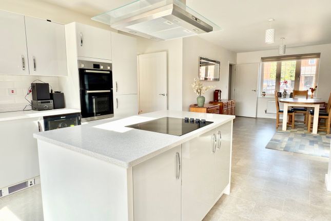 44, Bluebell Road, Tewkesbury photo 2