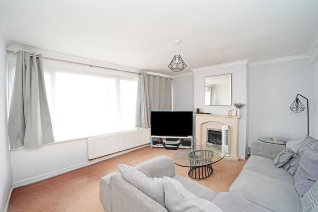 11, Folly Crescent, Highworth photo 2