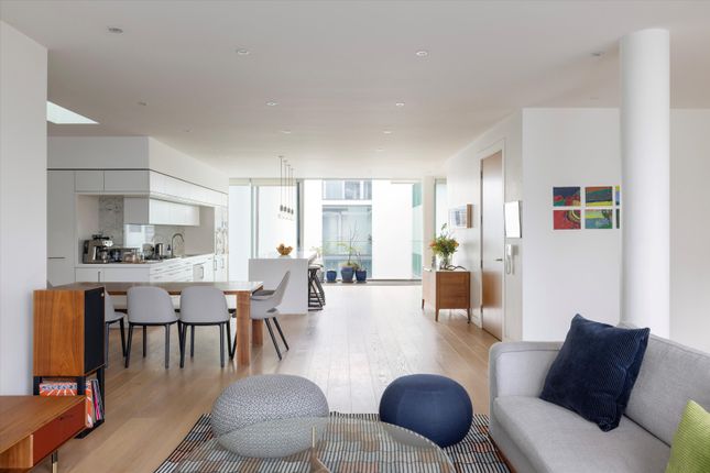Flat for sale in Barnsbury Square, London