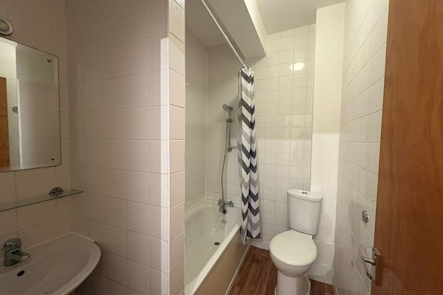 Flat A, 11, Golders Way, London photo 5