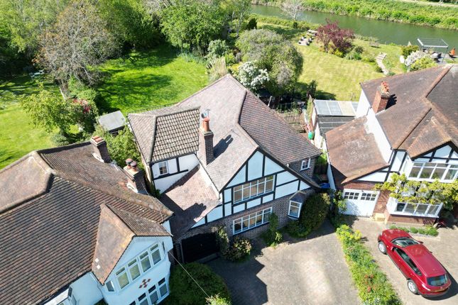 40 Ember Farm Way, East Molesey photo 2