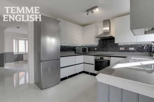8 Ruthven Close, Wickford photo 5