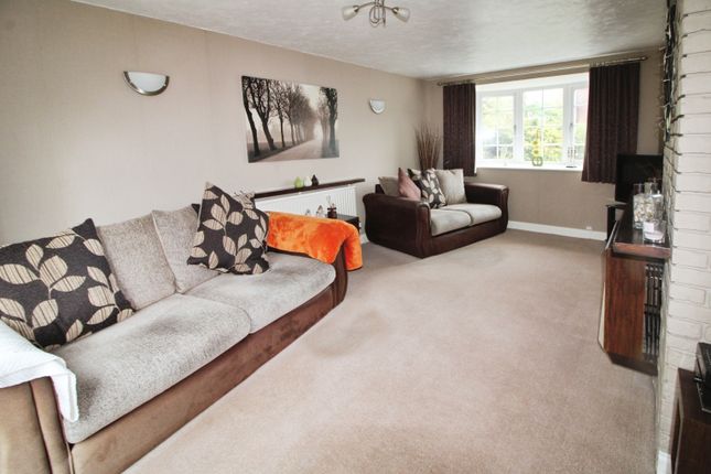 9, Holme Avenue, New Waltham, Grimsby photo 2