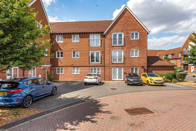 Thumbnail Flat for sale in Outfield Crescent, Wokingham