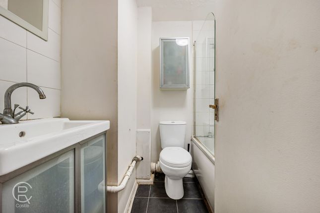 Flat for sale in Chartwell Close, Greenford, London
