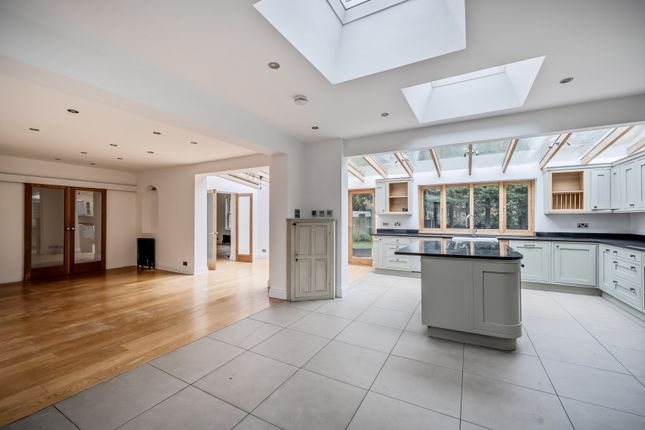 6, Oak Lodge Drive, Surrey photo 3