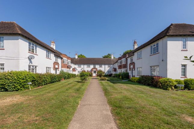 Buckfield Court, Bathurst Walk, Richings Park photo 2