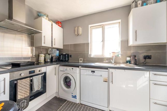 Flat to rent in Stern Close, Barking