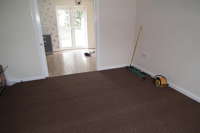 8, Corsair Avenue, Bradford photo 4