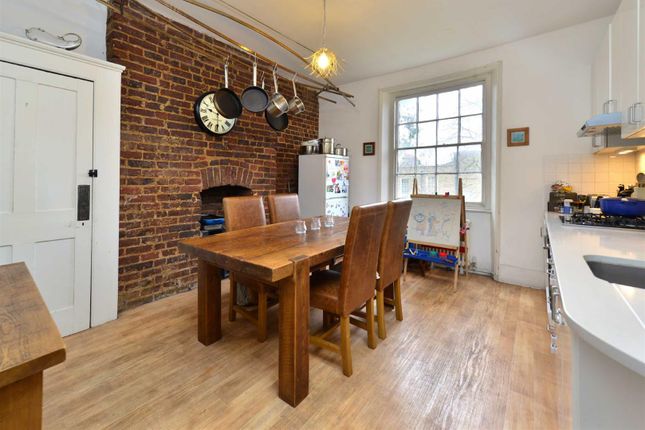 Flat to rent in Lonsdale Square, London
