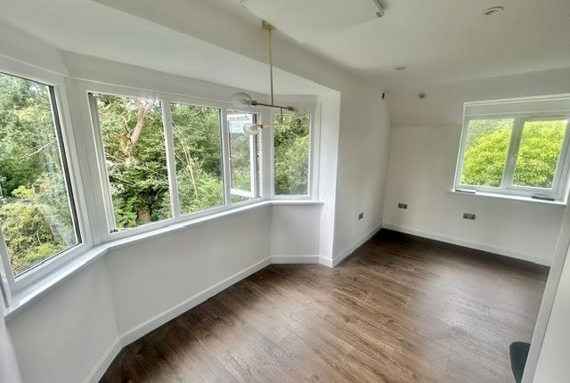 213, Basildon photo 3
