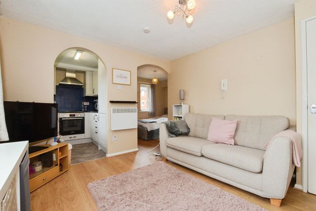 8b, Sandown Road, Watford photo 2
