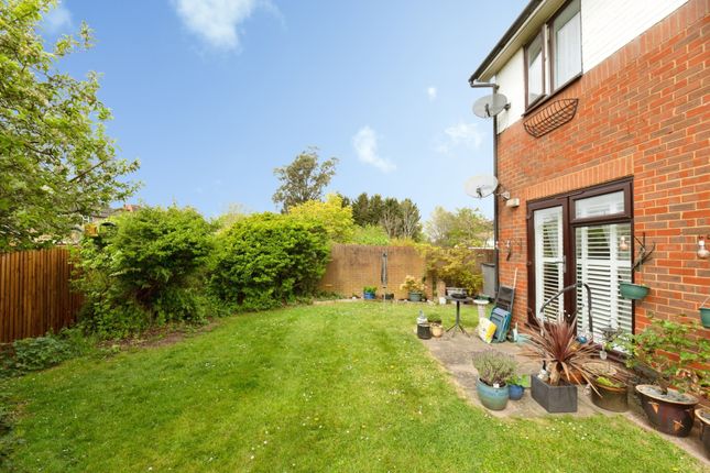15, Melford Close, Chessington photo 4