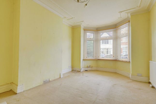 43, Westcliff Park Drive, Westcliff-on-sea photo 2