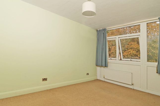 101 Tarnwood Park, London photo 4