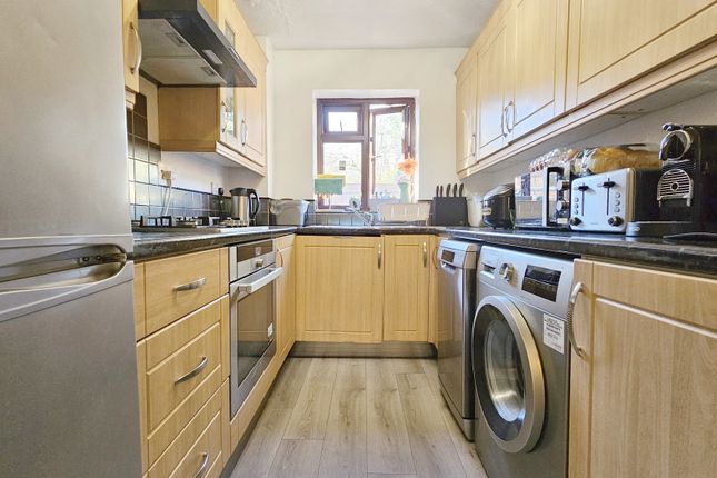 6, Carland Close, Reading photo 3
