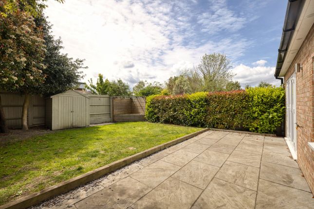 16, Rose Gardens, Minster photo 4
