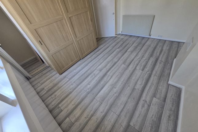 86 Bushgrove Road, Dagenham photo 4
