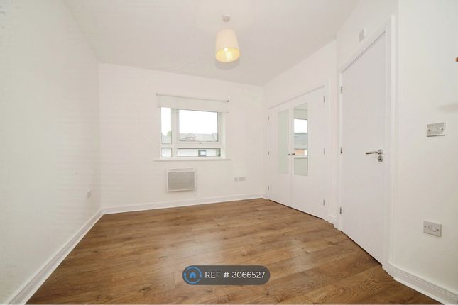 Flat, Highfield Close, London photo 3