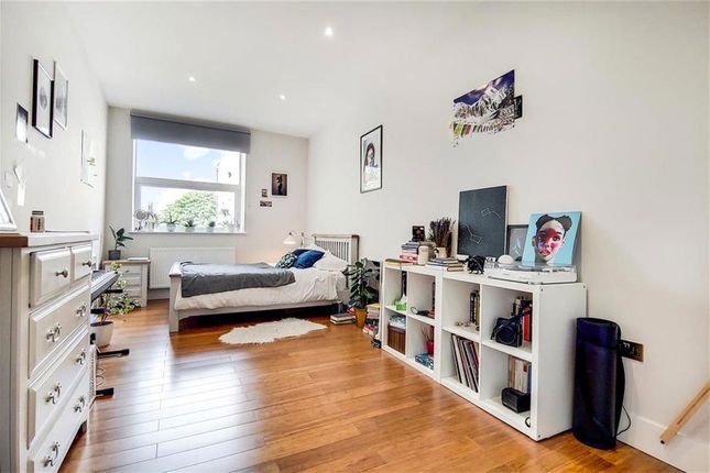 Flat 1, 3-5, Kingsland High Street, London photo 3