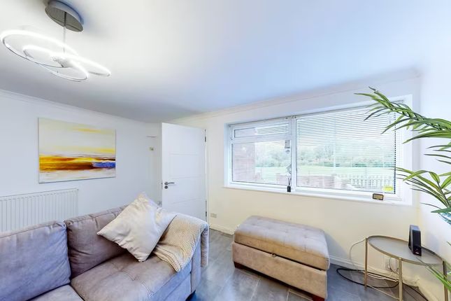 17, Ranworth Walk, Bedford photo 5
