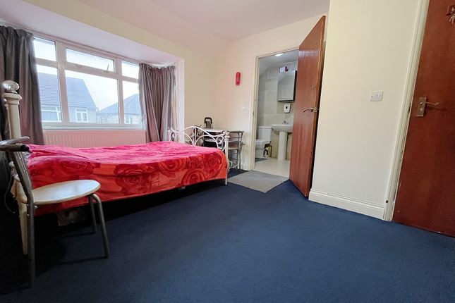 Room 4, 5, Oak Avenue, Hounslow photo 3