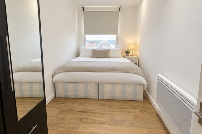 Flat 16A, 176 High Street, London photo 2