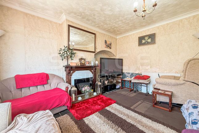 28, Langham Gardens, Edgware photo 3