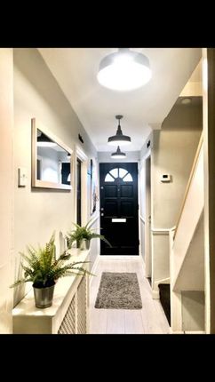 64 Alma Street, London photo 3