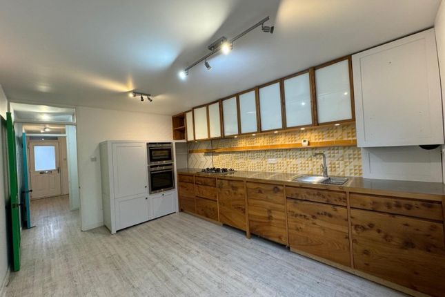 Town house to rent in Brick Lane, London