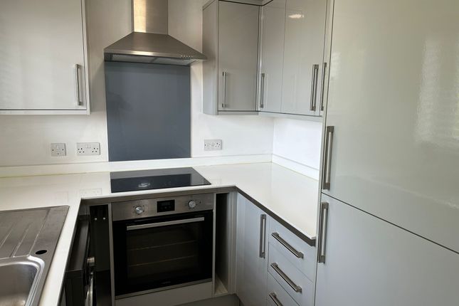 Flat to rent in Walpole Road, Slough