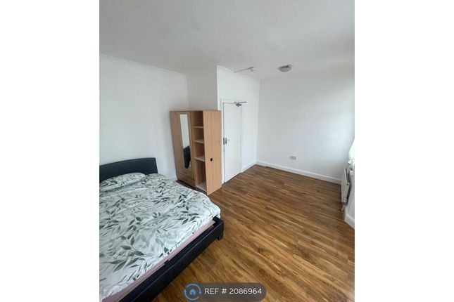 Room to rent in Redfern Road, London