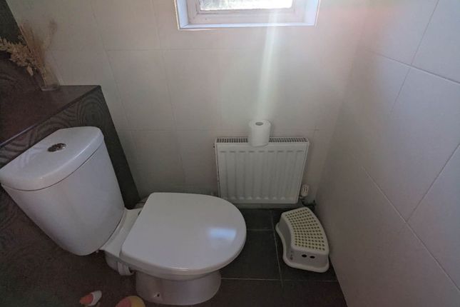 Room to rent in Garrick Drive, London