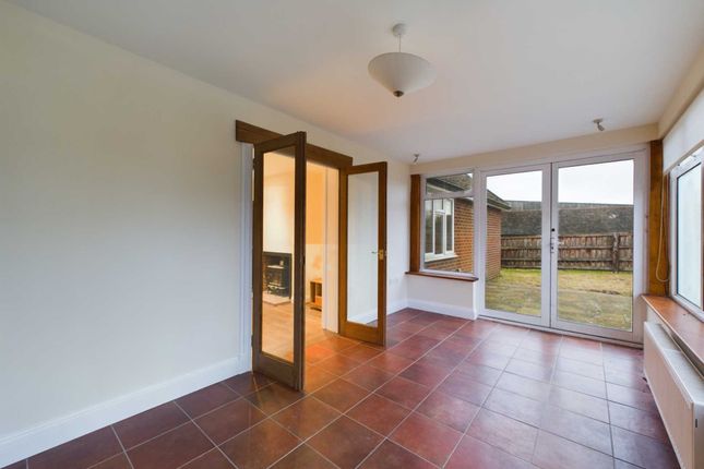 Detached bungalow to rent in Tetsworth, Thame
