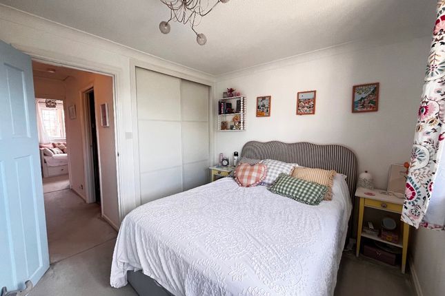 10 Camellia Close, Romford photo 4