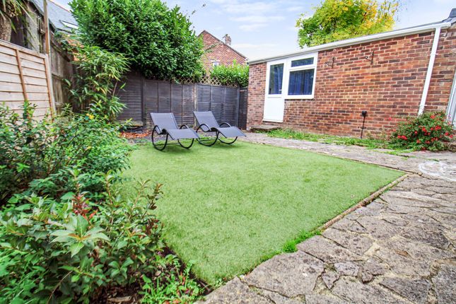 1 Magpie Gardens, Southampton photo 4