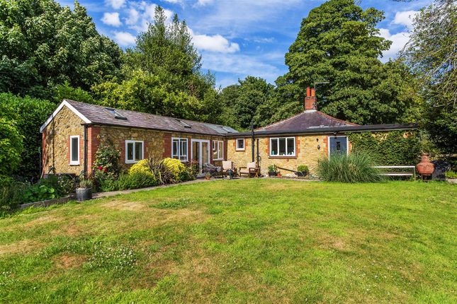 3 bed bungalow to rent in Tenchleys Park, Kent Hatch Road Limpsfield Chart, Oxted RH8