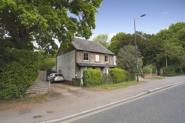 Thumbnail Cottage for sale in London Road, Waterlooville