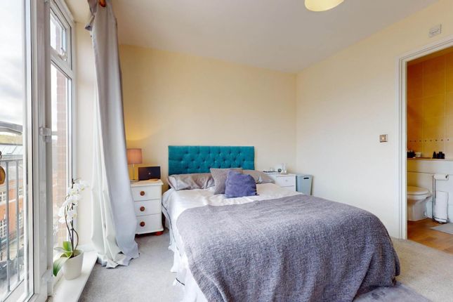 Flat to rent in Compton Road, London