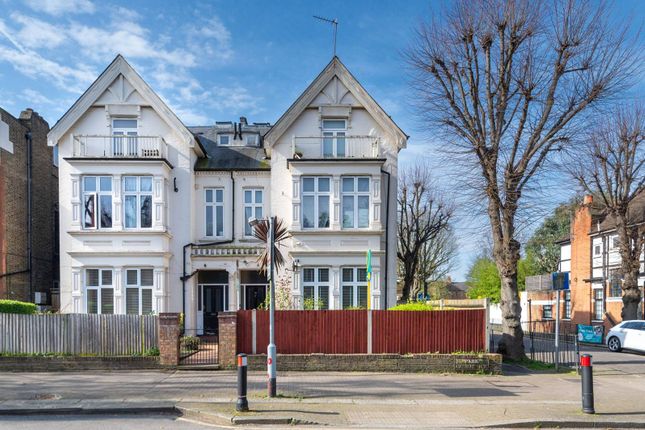 Flat for sale in Park Avenue NW2, Willesden Green, London,
