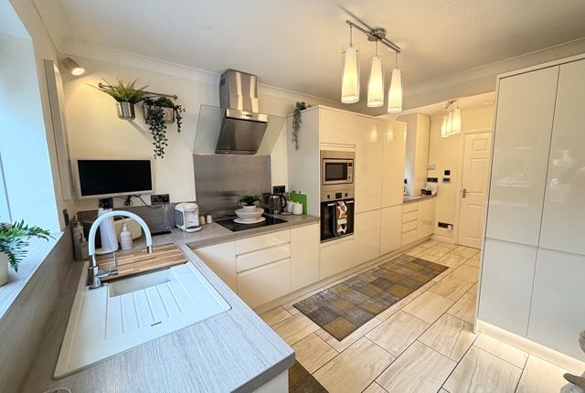 21, Yallop Way Devon, Honiton photo 2