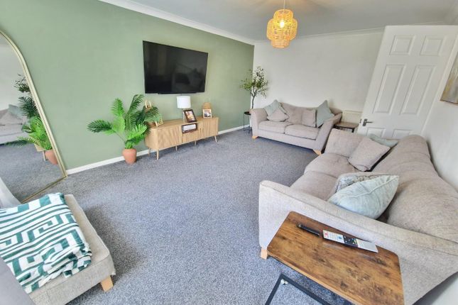 71, Beckside Gardens, Newcastle Upon Tyne photo 3